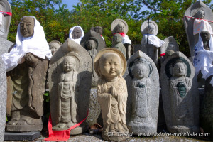 À Osorezan, au nord du Japon… Là, les moines bouddhistes se sont appropriés d’anciens rituels de la religion indigène shintô