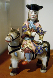 Ce cavalier européen, de la première moitié du 18e siècle, est une porcelaine made in China destinée à l’exportation vers l’Europe. Les ateliers chinois fabriquaient des millions de pièces, qu’ils vendaient aux marchands des compagnies des Indes venus d’Europe. Musée Guimet, Paris.